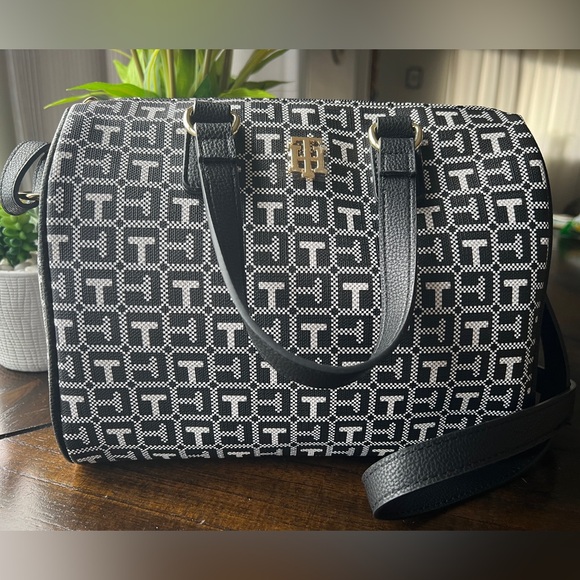 Tommy Hilfiger Handbags - Tommy Hilfiger Signature Handbag/Crossbody